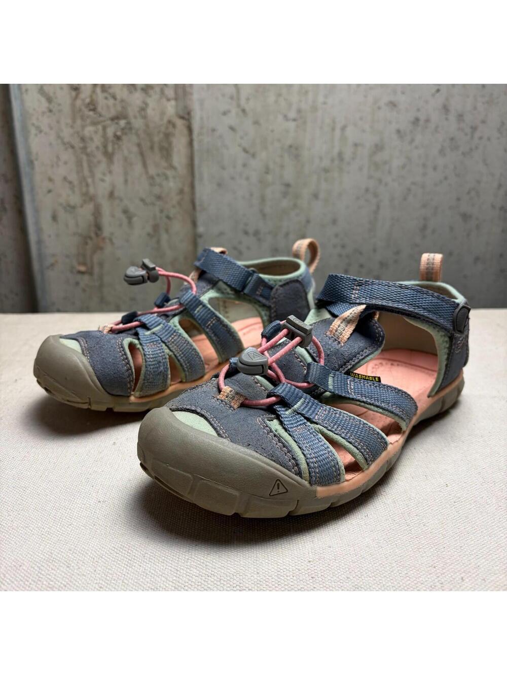 KEEN Sandal Seacamp II CNX Girls Size 3 Gray Pink Waterproof Hiking